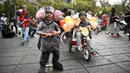 Anak-anak berpartisipasi dalam kompetisi menghias sepeda bertema zodiak di Mexico City, Meksiko, pada 19 Januari 2020. Puluhan karya dekorasi zodiak ditampilkan dalam kompetisi itu, yang memberikan warga Meksiko akses untuk menikmati budaya unik Tahun Baru Imlek. (Xinhua/Xin Yuewei)