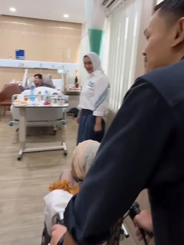 Sonny Septian dijenguk ibunya (Instagram/elmatheana)