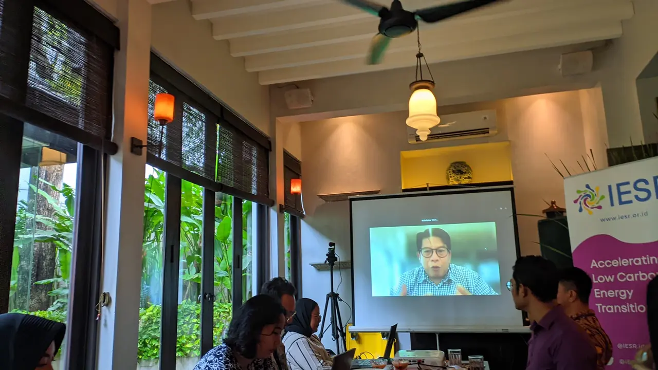 Direktur Eksekutif IESR, Fabby Tumiwa pada media briefing yang diadakan di Restoran Seribu Rasa, Menteng, Jakarta.