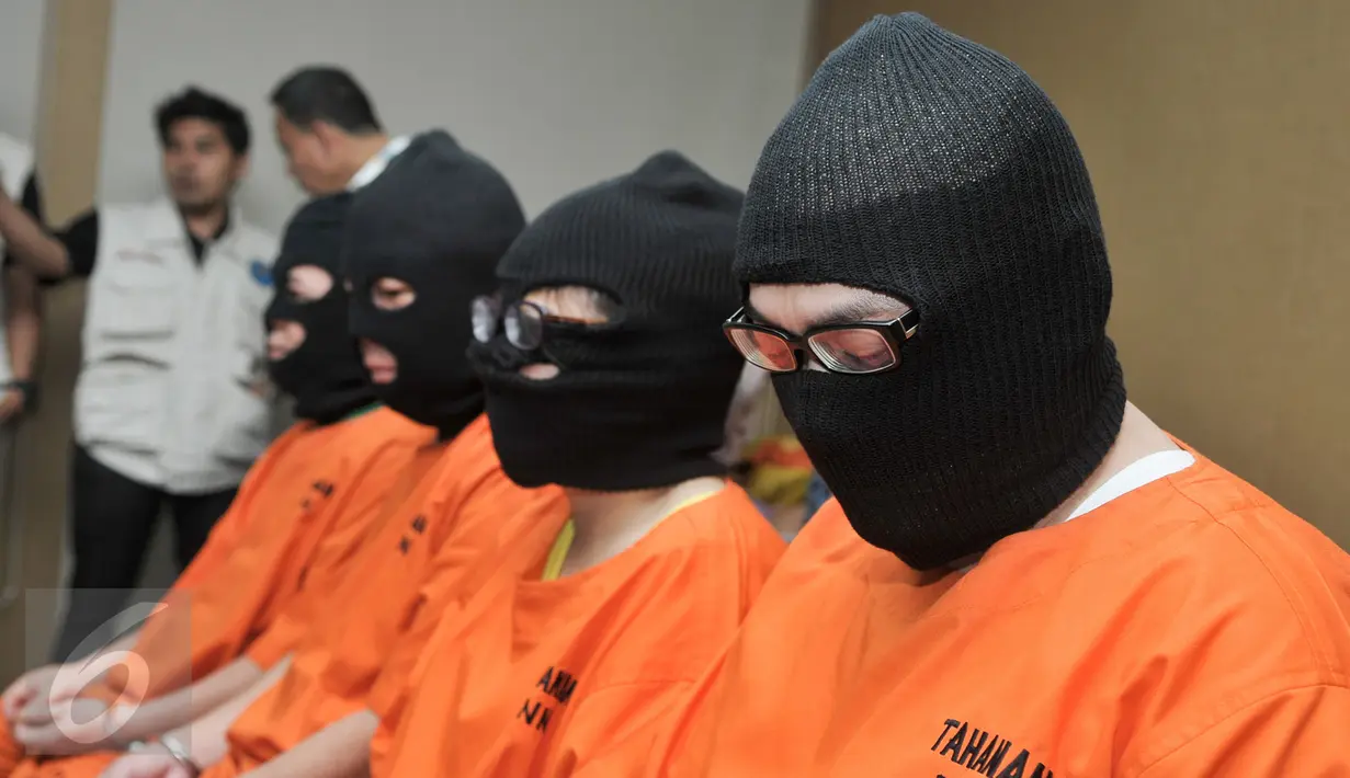 Sejumlah tersangka dihadirkan saat pengungkapan tindak pidana pencucian uang (TPPU) hasil kejahatan narkotika senilai Rp2,7 triliun di Gedung BNN, Cawang, Jakarta, Selasa (25/10). Pengungkapan disertai penangkapan tujuh pelaku. (Liputan6.com/Yoppy Renato)