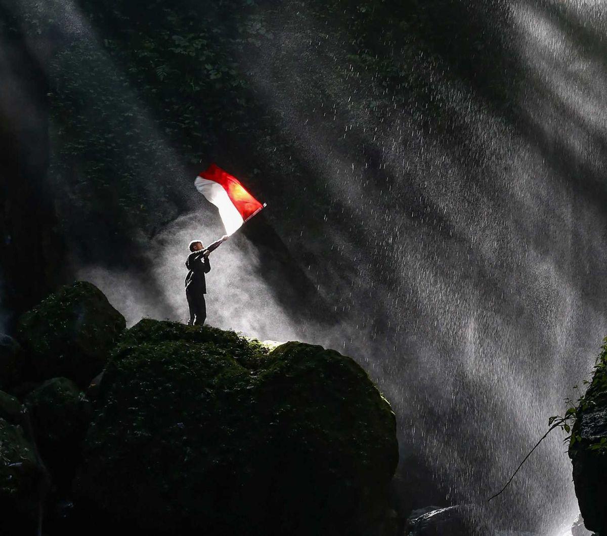 Curug Walet merupakan salah satu destinasi wisata alam yang terletak di&nbsp;Desa Ciasihan, Pamijahan, Bogor. Tersembunyi di tengah hutan lebat kaki Gunung Salak, curug ini menawarkan pesona alam yang menakjubkan bagi para pengunjungnya.<br>
