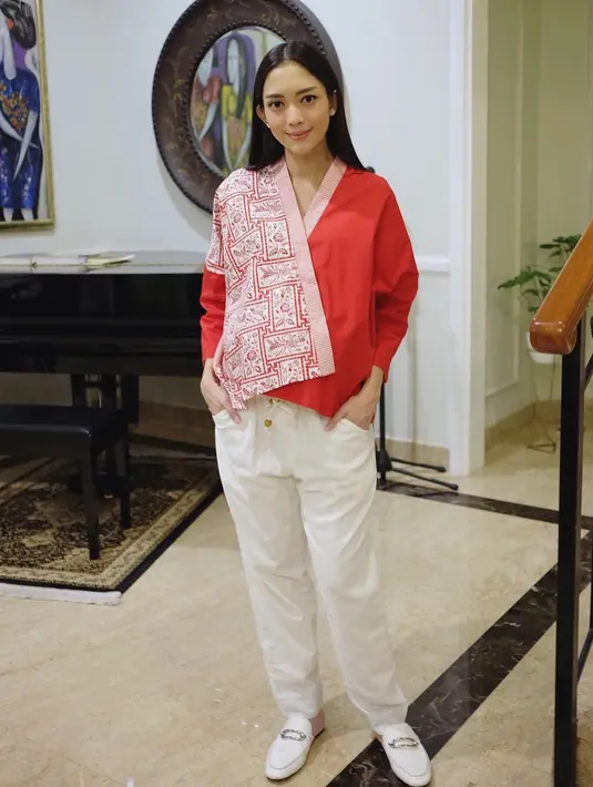 Seperti yang satu ini, Ririn begitu cantik dengan mengenakan celana putih dan atasan merah bermotif batiknya. Semakin terlihat santai gayanya lantaran Ririn memadukan penampilannya dengan sneakers putih. (Instagram/ririndwiariyanti)