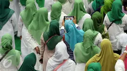 Umat muslim saat berselfie saat acara Silaturahmi Nasional Ulama Rakyat di Ancol, Jakarta, Sabtu (12/11). Acara yang di gagas oleh Partai Kebangkitan Bangsa tersebut bertujuan mendoakan keselamatan Bangsa Indonesia. (Liputan6.com/Johan Tallo)