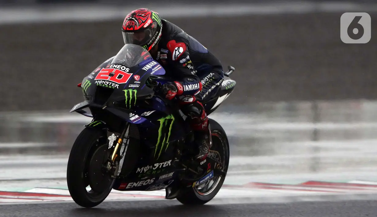 Pembalap Monster Energy Yamaha MotoGP, Fabio Quartararo memacu motornya di Lintasan Pertamina Mandalika International Street Sirkuit, NTB, Minggu (20/3/2022). Pembalap Red Bull KTM Factory Racing, Miguel Oliveira menempati posisi pertama MotoGP Mandalika 2022. (Liputan6.com/Helmi Fithriansyah)