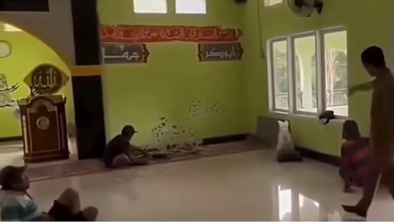 Heboh Video Pakai Sepatu ke Dalam Masjid, Begini Penjelasan Kades Bonto di Sinjai