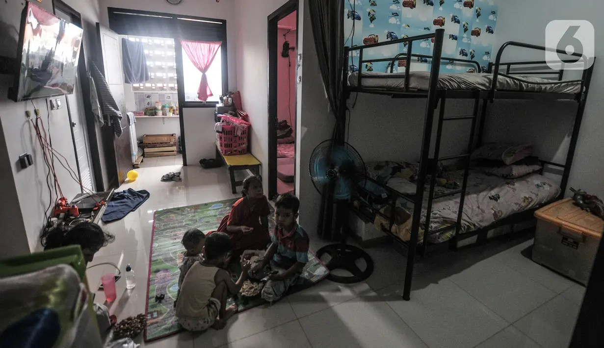 Aktivitas warga di salah satu unit Kampung Susun Akuarium, Penjaringan, Jakarta, Rabu (27/10/2021). Sebanyak 103 kepala keluarga (KK) kini telah menghuni di dua blok Kampung Susun Akuarium setelah diresmikan oleh Gubernur Anies Baswedan pada Agustus lalu. (merdeka.com/Iqbal S Nugroho)