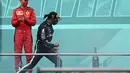 Pembalap Mercedes Lewis Hamilton berselebrasi saat merayakan kemenangan Grand Prix Formula Satu Turki di arena pacuan kuda Istanbul Park di Istanbul, Minggu (15/11/2020). (Ozan Kose/Pool via AP)