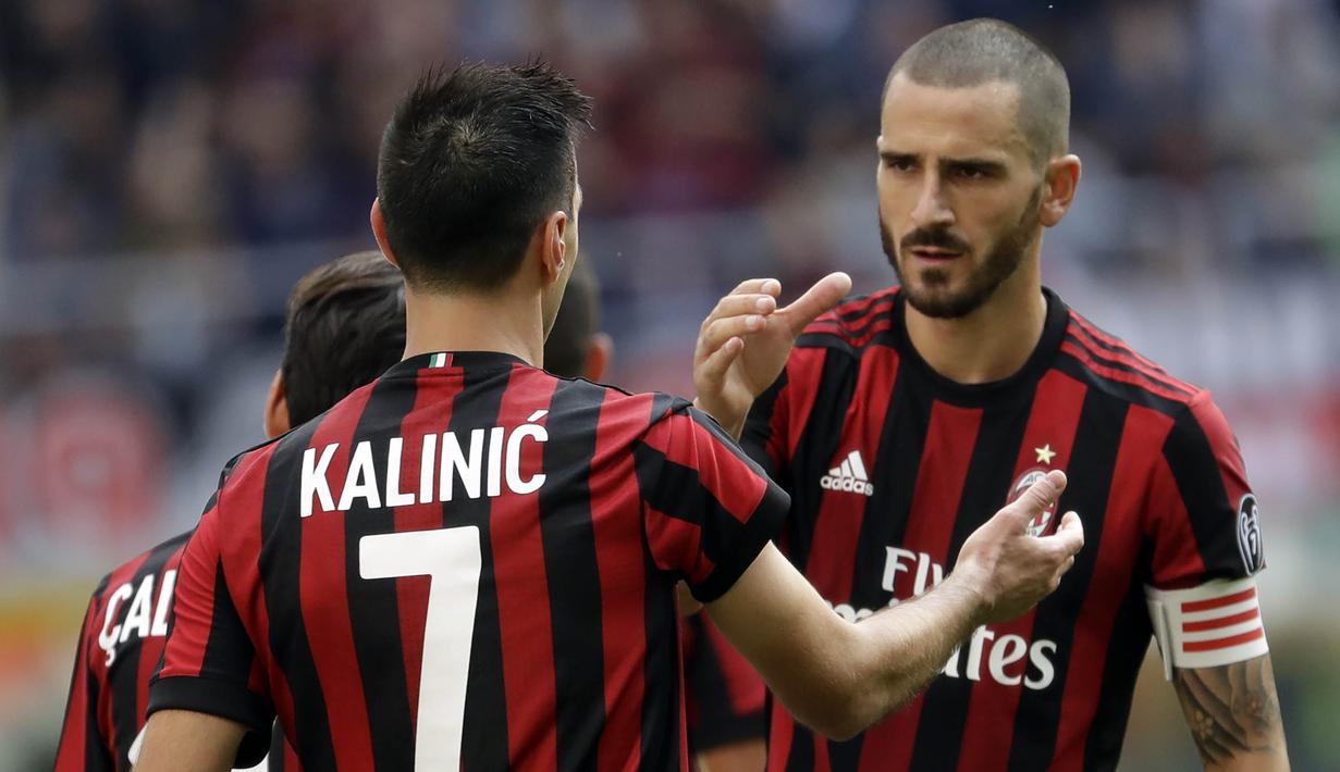 Striker AC Milan, Nikola Kalinic, bersama Leonardo Bonucci melakukan selebrasi usai mencetak gol ke gawang Udinese pada laga Serie A di Stadion San Siro, Milan, Minggu (17/9/2017). AC Milan Menang 2-1 atas Udinese. (AP/Luca Bruno)