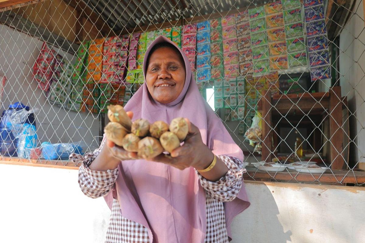 Kisah Ragaia Sosir Menguatkan Ekonomi Keluarga dan Perempuan Kampung Arar bersama PNM Mekaar