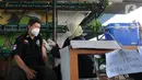 Vaksinator menyuntikkan vaksin dosis ketiga kepada seorang pria di kolong flyover Ciputat, Tangerang Selatan, Sabtu (2/4/2022). Vaksinasi booster tersebut diselenggarakan oleh Polsek Ciputat Timur dan Polres Tangerang Selatan. (merdeka.com/Arie Basuki)