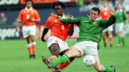 Gelandang Timnas belanda, Clarence Seedorf (kiri) berebut bola dengan bek Republik Irlandia, Liam O'Brien pada laga persahabatan di Rotterdam (4/6/1996). Clarence Seedorf mencetak satu gol dalam laga debutnya bersama Timnas Belanda saat menang 5-0 atas Luksemburg pada ajang kualifikasi Euro 1996 (14/12/1994). Pemain yang pensiun pada Januari 2014 ini total mengoleksi 87 caps dengan raihan 11 gol dan 7 assist. (AFP/ANP/Mulder/Antonisse)