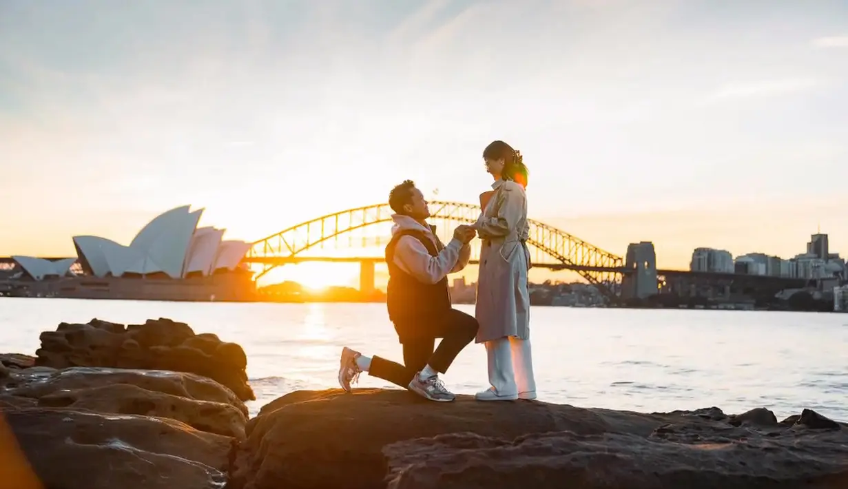 "No words can describe how grateful I am to God for sending you into my life. And after many years, I’m so grateful that we can take one step forward. Still long way to go, so let’s enjoy every moment together! Love you! @mitziabigail," tutup Ginting. [Instagram/sinisukanthony]