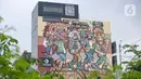 Seniman membuat mural dalam acara Converse City Forest di Fatmawati, Jakarta, Sabtu (6/3/2021). Acara yang digagas di 14 kota di seluruh dunia merupakan ajang kampanye untuk membersihkan udara yang diimplementasikan dengan mural bertema mendobrak batas-kesetaraan ras. (Liputan6.com/Faizal Fanani)