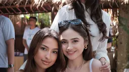 Syifa Hadju, Rebecca Klopper dan Jennifer Coppen di sebuah kafe di Bali. Ketiganya kompak mengenakan busana putih. (Foto: Instagram/ syifahadju)