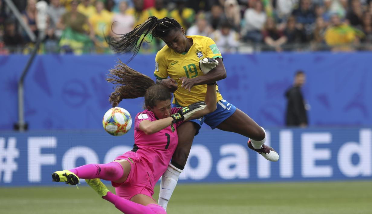 Duel Sydney Schneider kiper Jamaika dengan Ludmila asal Brasil pada penyisihan Grup C Piala Dunia Wanita 2019 di Grenoble, Prancis. (AP/Laurent Cipriani)