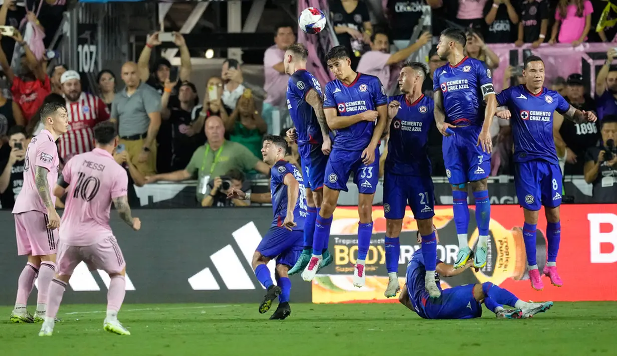 Inter Miami mencetak gol ketika memasuki injury time. Lionel Messi membobol gawang Cruz Azul lewat eksekusi tendangan bebas. (AP Photo/Rebecca Blackwell)