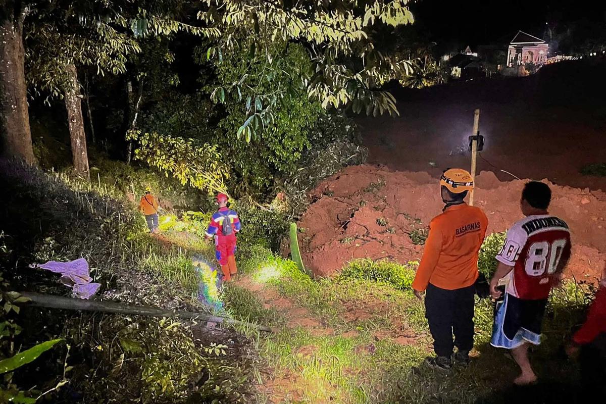 FOTO: Duka di Majenang, Longsor Telan Dua Nyawa & 21 Warga Masih Hilang