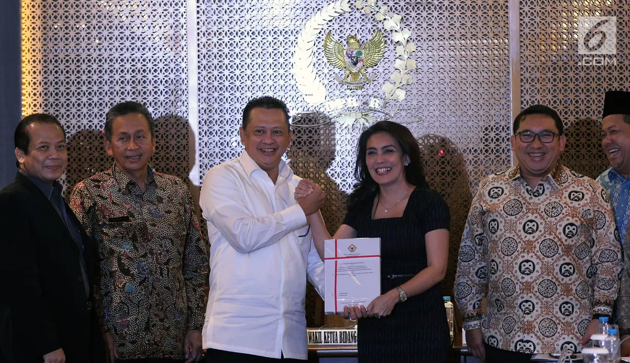 Ketua DPR, Bambang Soesatyo bersama Ketua BPK RI Moermahadi Soerja Djanegara menyerahkan hasil audit investigatif  oleh BPK kepada Ketua Pansus Pelindo DPR RI, Rieke Diah Pitaloka di Kompleks Parlemen, Jakarta, Rabu (31/1). (Liputan6.com/Johan Tallo)