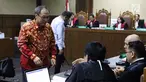 Terdakwa dugaan korupsi E-KTP, Made Oka Masagung (kiri) dan Irvanto Hendra Pambudi Cahyo saat menjalani sidang tuntutan di Pengadilan Tipikor, Jakarta, Selasa (6/11). Keduanya dituntut 12 tahun penjara oleh JPU KPK. (Liputan6.com/Helmi Fithriansyah)