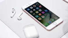 Apple iPhone7 dan AirPods ditampilkan selama peluncuran dan disiarkan secara langsung melalui berbagai media di Bill Graham Civic Auditorium Apple, San Francisco, (07/9) (Reuters/Beck Diefenbach)