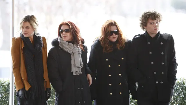 Riley Keough, Priscilla Presley, Lisa Marie Presley, dan Benjamin Keough. (AP Photo/Mark Humphrey, File)