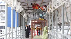 Pekerja mengecat jembatan penyeberangan orang di kawasan Senayan, Jakarta, Jumat (6/7). Pengecatan tersebut merupakan bagian dari proyek revitalisasi JPO guna meningkatnya kenyamanan pejalan kaki. (Liputan6.com/Immanuel Antonius)