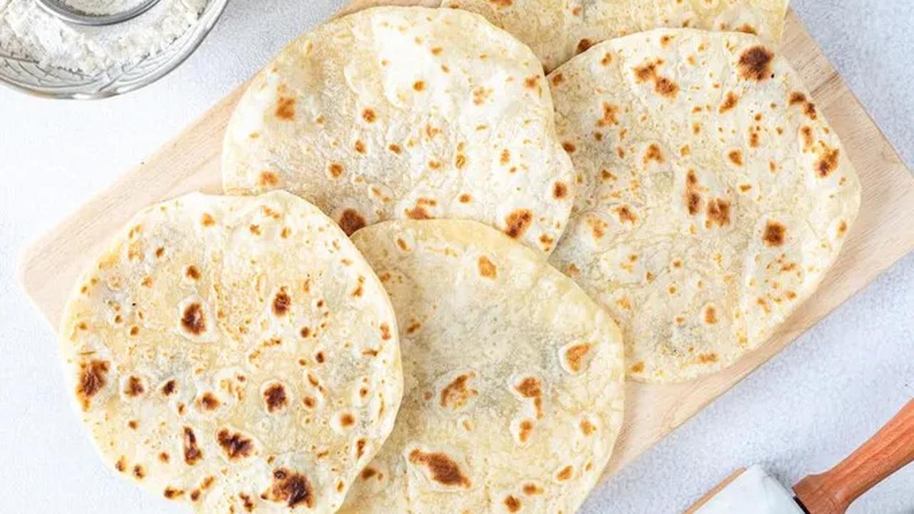 Tortilla umumnya menggunakan shortening nabati, sementara roti India mengandalkan canola atau minyak sayur.