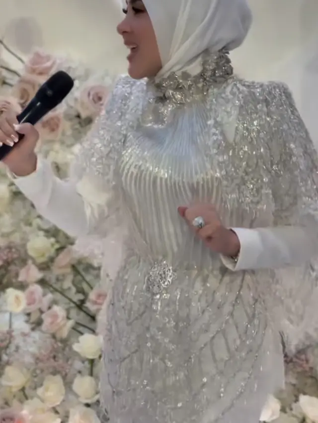 Syahrini saat rayakan ulang tahun ke-45. [@carendelano]