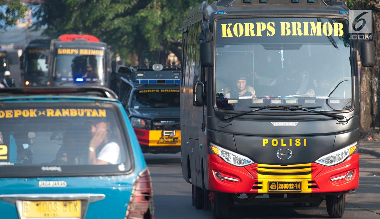 Iring-iringan bus yang membawa narapidana teroris dari Rutan Cabang Salemba Mako Brimob melintas di kawasan Kelapa Dua, Depok, Kamis (10/5). Imbas kerusuhan, sebanyak 155 narapidana terorisme dipindahkan ke Nusakambangan, Cilacap (Merdeka.com/Arie Basuki)