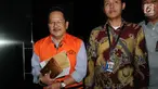 Pemilik PT Jasa Promix Nusantara dan PT Secilia Putri, Sibron Azis dikawal petugas usai menjalani pemeriksaan di gedung KPK, Jakarta, Jumat (25/1). Sibron Azis resmi ditahan 20 hari kedepan untuk memudahkan pemeriksaan. (merdeka.com/Dwi Narwoko)