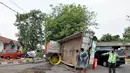 Jumat (15/8/14), sebuah truk yang membawa mesin untuk kapal, terbalik di dekat stasiun Cakung, Jakarta. (Liputan6.com/Panji Diksana)