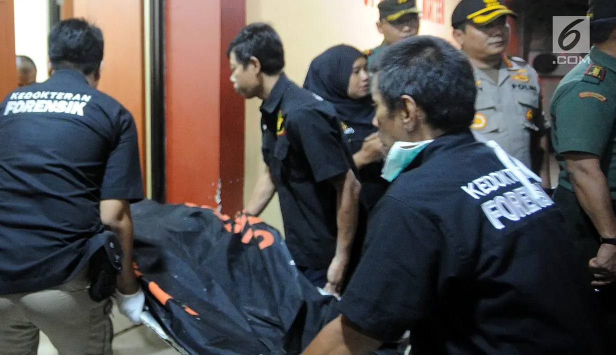 Petugas mengevakuasi kantong jenazah korban jatuhnya pesawat Lion Air JT 610 di RS Polri Kramat Jati, Jakarta Timur (29/10). Sebelumnya sampai pukul 16.50 WIB, sebanyak 7 kantong jenazah tiba di Posko Post Mortem. (merdeka.com/Arie Basuki)