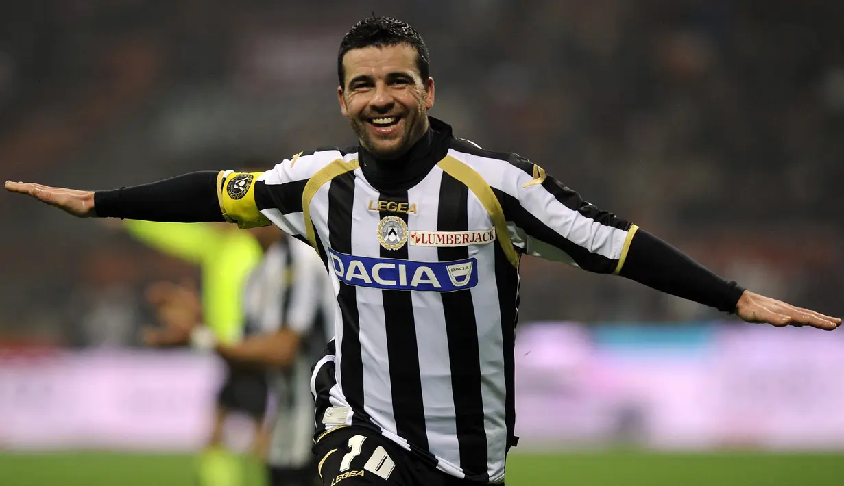 Sementara pada musim berikutnya di 2010/2011 saat usianya menginjak 34 tahun, ia kurang satu gol lagi untuk menyamai torehan gol di musim sebelumnya. (AFP/Olivier Morin)