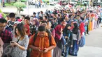 Ratusan peserta memadati pelataran Gedung Dhanapala Kementerian Keuangan, Jakarta, Selasa (31/1).  Para Pelajar tersebut mengantri untuk memasuki pameran pendidikan tinggi Lembaga Pengelola Dana Pendidikan (LPDP) Edufair 2017. (Liputan6.com/Angga Yuniar)