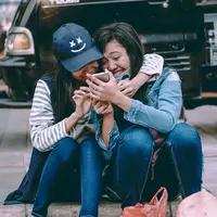 Ada orang-orang yang diciptakan jadi pelipur lara orang-orang di sekitarnya. (Sumber foto: unsplash.com)