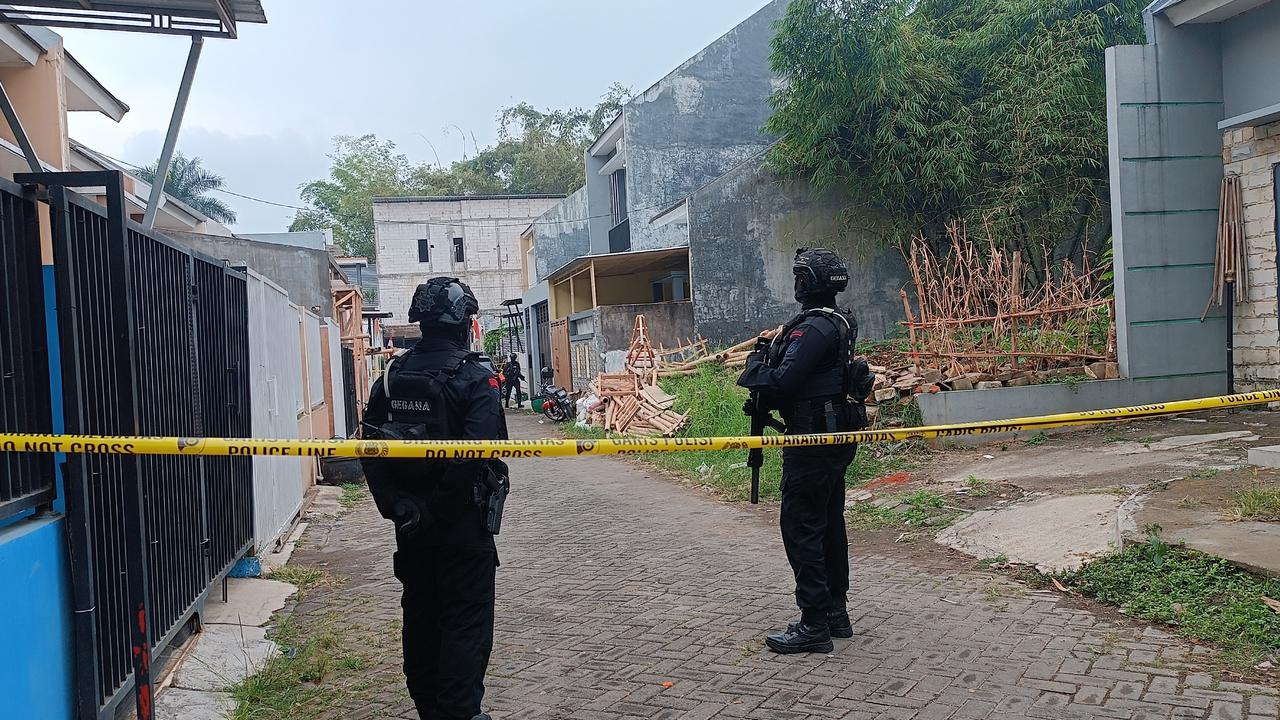 Densus 88 Temukan Bahan Kimia, Alat Pembuat Bahan Peledak dan Casing Bom di Kontrakan Terduga Teroris di Kota Batu