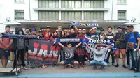 Aremania memberikan dukungan langsung saat Arema FC dijamu Persija Jakarta dalam lanjutan laga Liga 1 2017, Jumat (2/6/2017). (Bola.com/Iwan Setiawan)