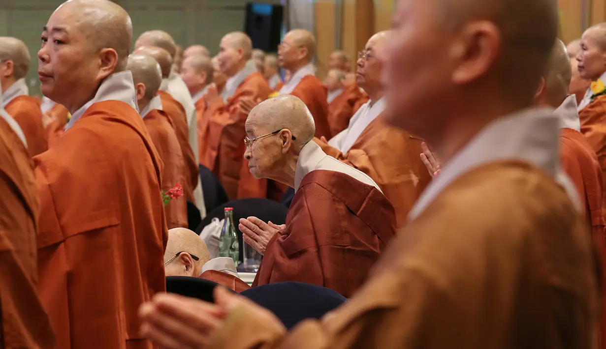 Biksu wanita berdoa selama Konferensi Perdamaian Bhikkhuni Buddha Dunia di Seoul, Korea Selatan (12/4). Mereka melakukan doa untuk persatuan Korea Utara dan Korea Selatan. (AP Photo / Ahn Young-joon)