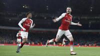 Pemain Arsenal, Aaron Ramsey (kanan) merayakan golnya ke gawang Everton pada laga Premier League di Emirates Stadium, London, (3/2/2018). Arsenal menang 5-1. (AFP/Adrian Dennis)