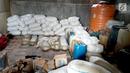 Barang bukti minuman keras Cap Tikus di Polres Gorontalo, Kamis, (24/1). Selain Cap Tikus, polisi juga menyita minuman keras merek lain. (Liputan6.com/Arfandi Ibrahim)