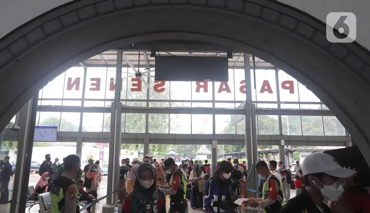 Sejumlah calon penumpang mengantre untuk memasuki rangkaian kereta api Airlangga yang berhenti di Stasiun Pasar Senen, Jakarta, Minggu (10/4/2022). Memasuki pekan kedua Ramadhan, gelombang arus mudik di Stasiun Pasar Senen mulai terlihat. (Liputan6.com/Herman Zakharia)