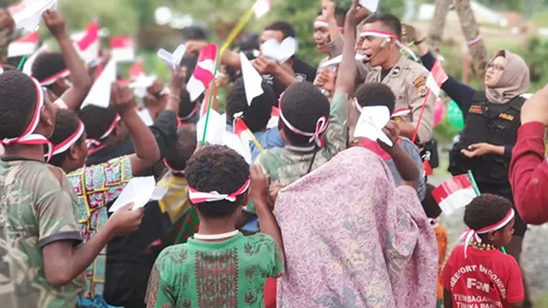 Polisi mengajar anak-anak di Puncak Jaya Papua (Foto: Kabar Papua)