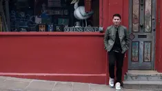 Pria tidak terlalu menyukai fashion yang terlalu ribet karena mereka selalu menyukai hal yang simple. Sama seperti Gading Marten. Belakangan ini ia tengah berlibur ke London dan fashion yang dikenakan terlihat mudah untuk diikuti. (Liputan6.com/gadiiing)