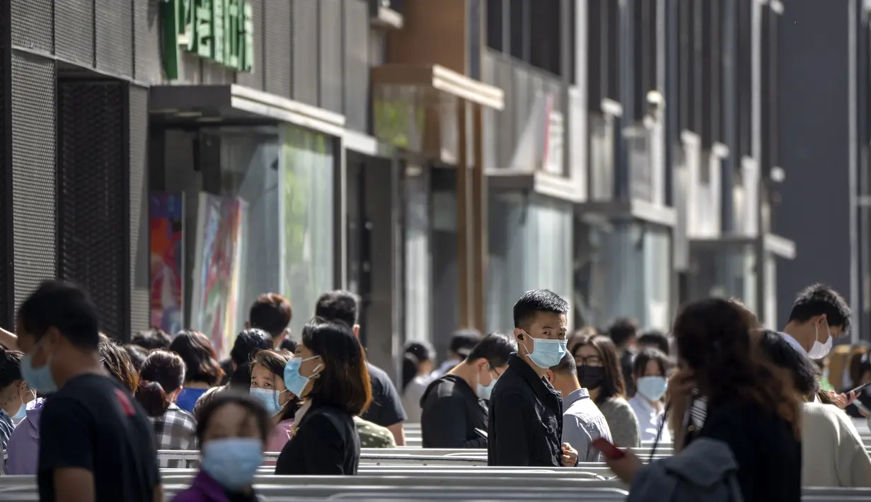 <p>Orang-orang yang memakai masker mengantre untuk tes virus corona di sebuah lingkungan di distrik Dongcheng, Beijing, Selasa (26/4/2022). Beijing pada 26 April telah memulai pengujian massal untuk hampir semua 21 juta penduduknya setelah lonjakan kasus COVID-19 di tengah kekhawatiran bahwa Ibu kota China dapat ditempatkan di bawah lockdown ketat seperti yang dilakukan di Shanghai.&nbsp; (AP Photo/Mark Schiefelbein)</p>