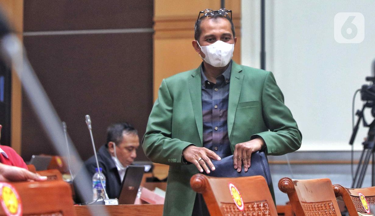 Wakil Menteri Hukum dan HAM RI, Edward Omar Sharif Hiariej bersiap mengikuti rapat kerja dengan Komisi III DPR RI di Kompleks Parlemen, Senayan, Jakarta, Rabu (9/11/2022). Rapat tersebut membahas penyampaian penyempurnaan Rancangan Kitab Undang-undang Hukum Pidana (RKUHP) hasil sosialisasi Pemerintah. (Liputan6.com/Angga Yuniar)