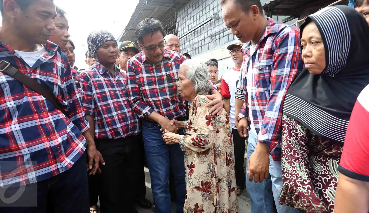 Cawagub DKI Jakarta, Djarot Saiful Hidayat menyapa warga saat melakukan blusukan di Jelambar Timur, Jakarta Barat, Jumat (6/1). Dalam blusukannya Djarot meminta kepada warga agar tidak termakan oleh isu yang menimbulkan keresahan. (Liputan6.com)