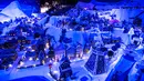 Orang-orang mengunjungi pameran desa kue jahe di Bergen, Norwegia, pada 19 Desember 2018. Pameran tahunan yang populer ini menampilkan ratusan rumah dan struktur lainnya dari kue jahe yang identik dengan perayaan Natal.  (Marit HOMMEDAL/NTB Scanpix / AFP)