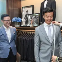 Dion Wiyoko fitting baju pengantin (Adrian Putra/bintang.com)