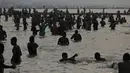 Umat Hindu mandi ritual selama festival Makar Sankranti yang jatuh selama pekan raya tadisional tahunan festival Magh Mela, salah satu ziarah paling suci ajaran Hindu, di Prayagraj, India (14/1/2022). (AP Photo/Rajesh Kumar Singh)