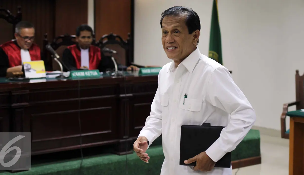 Mantan Anggota DPR Komisi IV dari Fraksi PDIP Adriansyah menjalani sidang dakwaan di Pengadilan Tipikor, Jakarta, Senin (24/8/2015). Adriansyah diduga menerima suap dari Andrew Hidayat selaku Direktur PT Media Karya Sentosa. (Liputan6.com/Helmi Afandi)